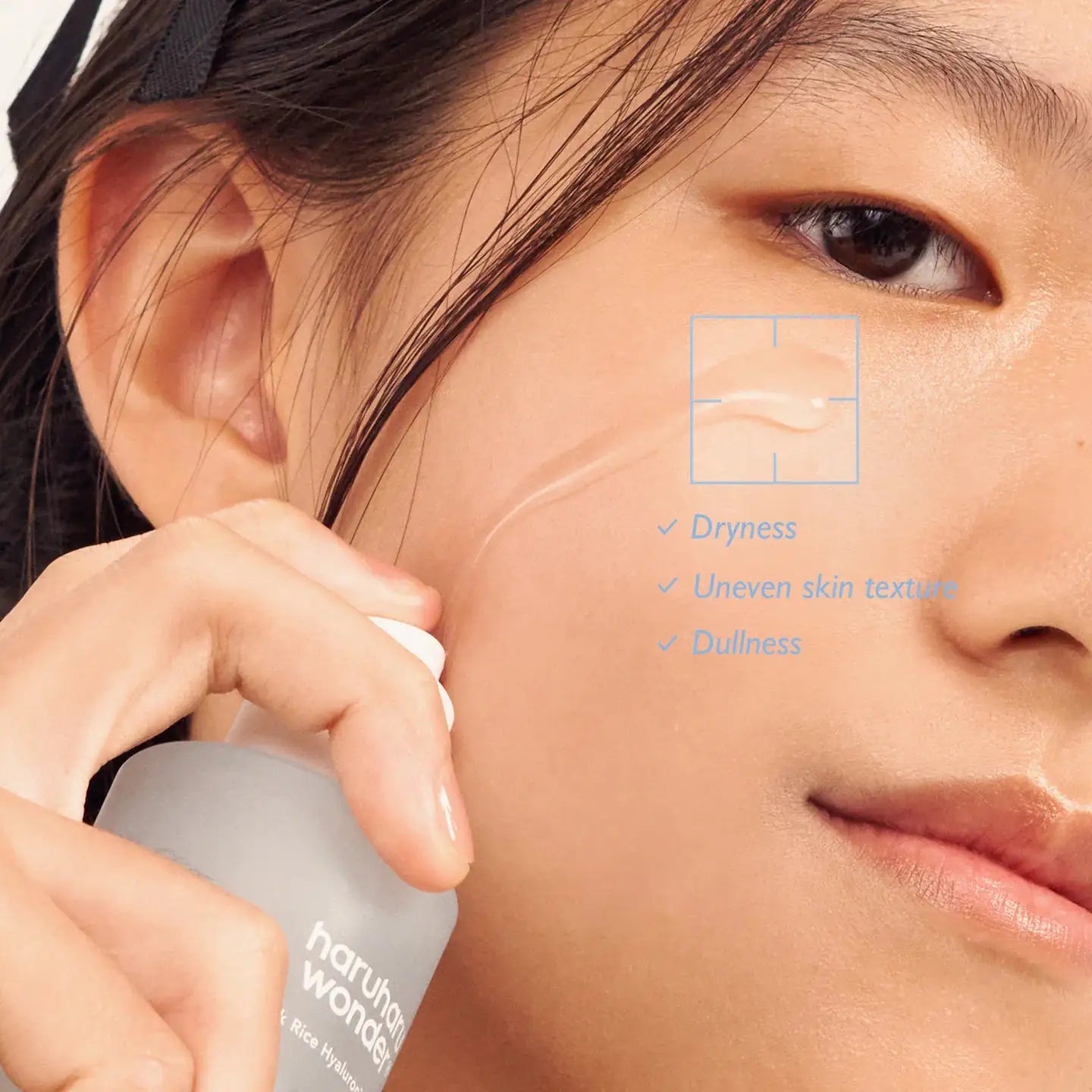 Haruharu WONDER Black Rice Hyaluronic Essence Vrouw die gezichtsessence aanbrengt met flesje; haruharu wonder® op de verpakking