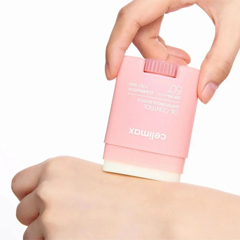 Celimax Oil Control Mattifying Sun Stick wordt aangebracht op de huid - soepele applicatie SPF50