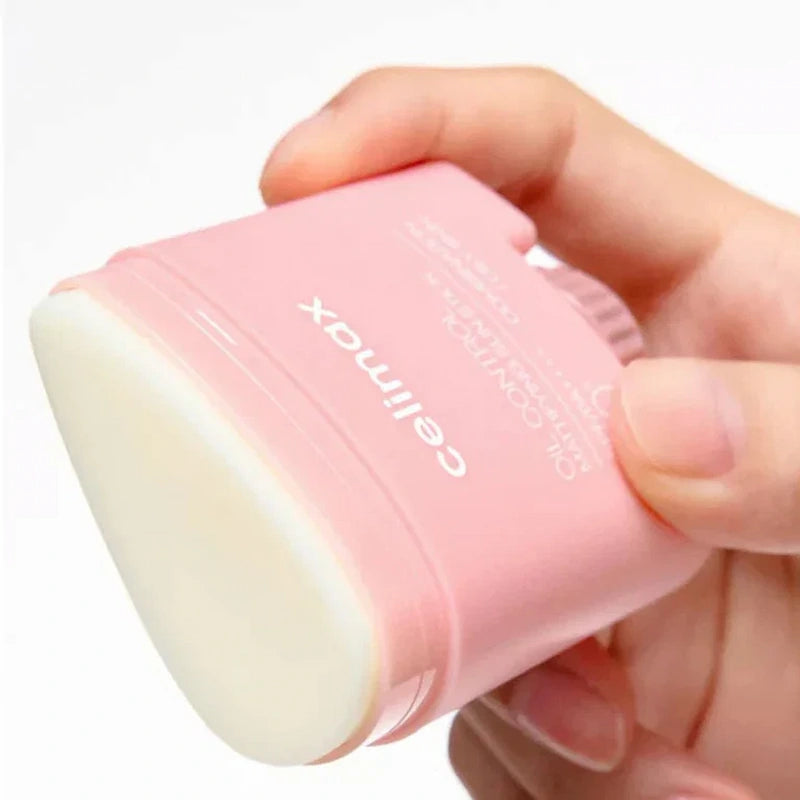 Close-up van de stick in de hand, product uitgeschoven, textuur zichtbaar  Celimax Oil Control Mattifying Sun Stick texture - lichte niet-comedogene formule SPF50+ PA++++