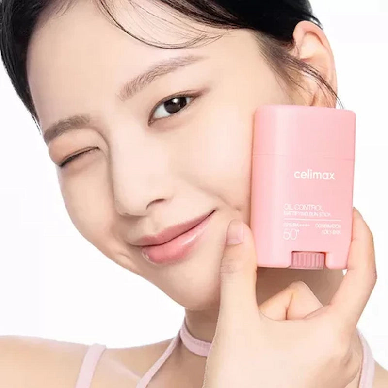 Model met Celimax Oil Control Mattifying Sun Stick tegen wang - matte zonnebescherming voor vette en acnegevoelige huid