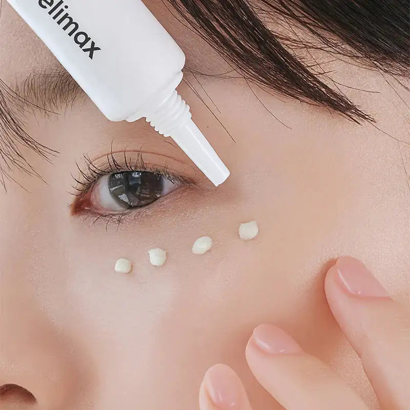 Celimax The Real Noni Ultimate Eye Cream Oogcrème applicator met kleine druppels op oog en huid