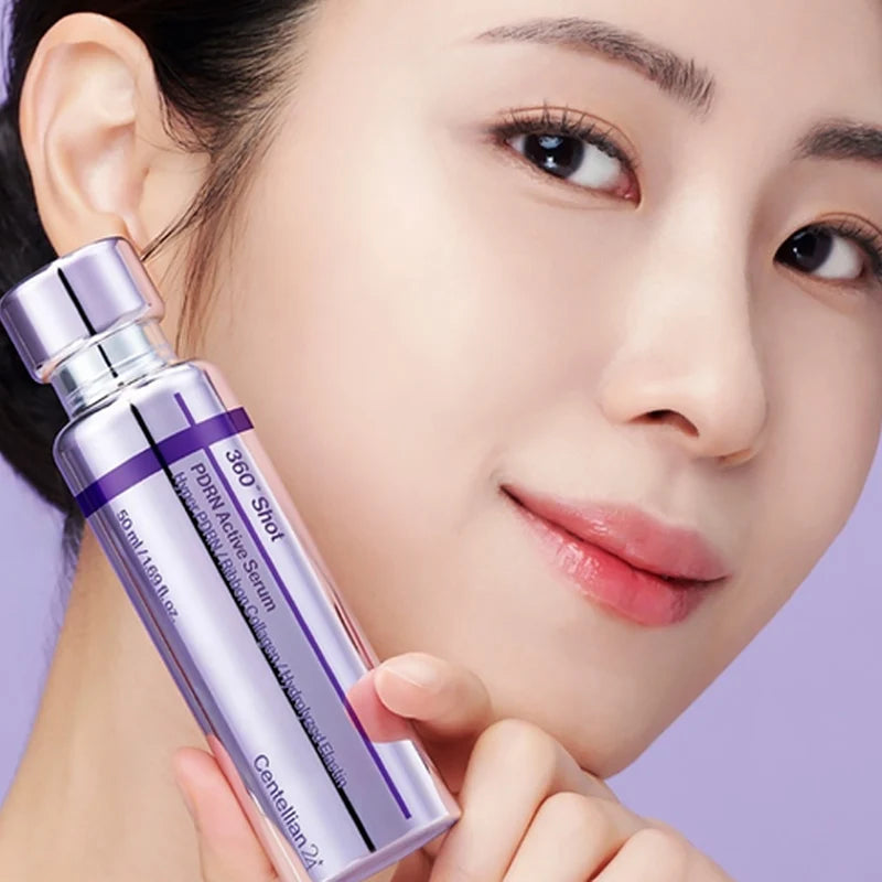 Model houdt de paarse flacon Centellian24 360º Shot PDRN Active Serum naast haar gezicht.