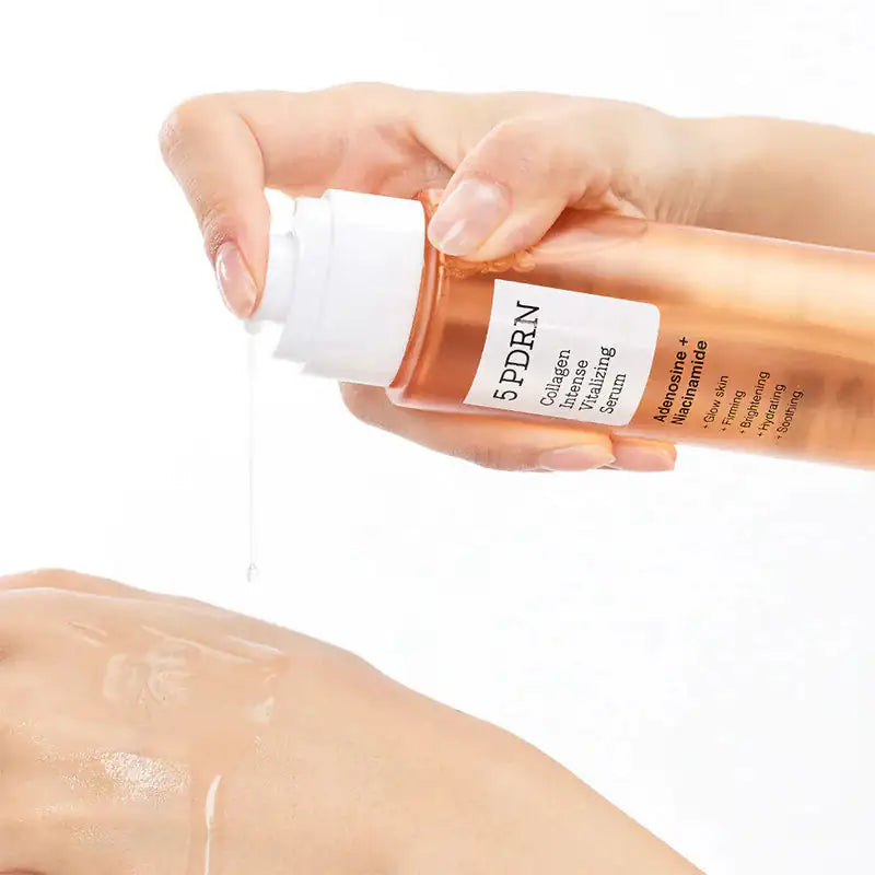 Collageen-serum wordt uitgegoten uit oranje fles; druppel op huid