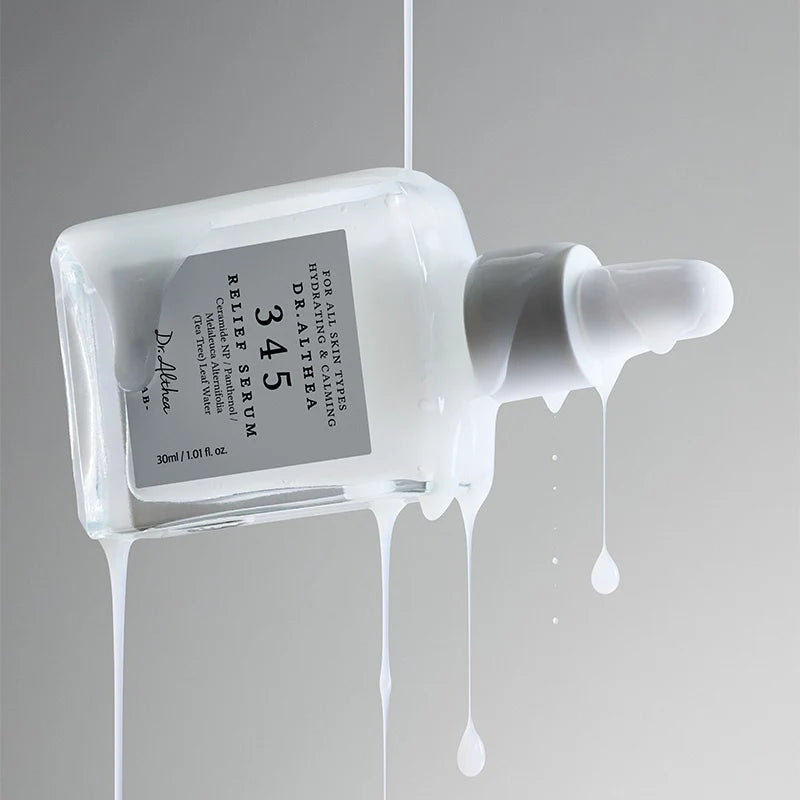 extuur Dr.Althea 345 Relief Serum met melkachtig serum dat langs de fles naar beneden druppelt.
