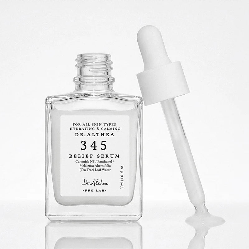 Fles met losse pipet Dr.Althea 345 Relief Serum 30 ml met een losse pipet en een druppel serum op de ondergrond.