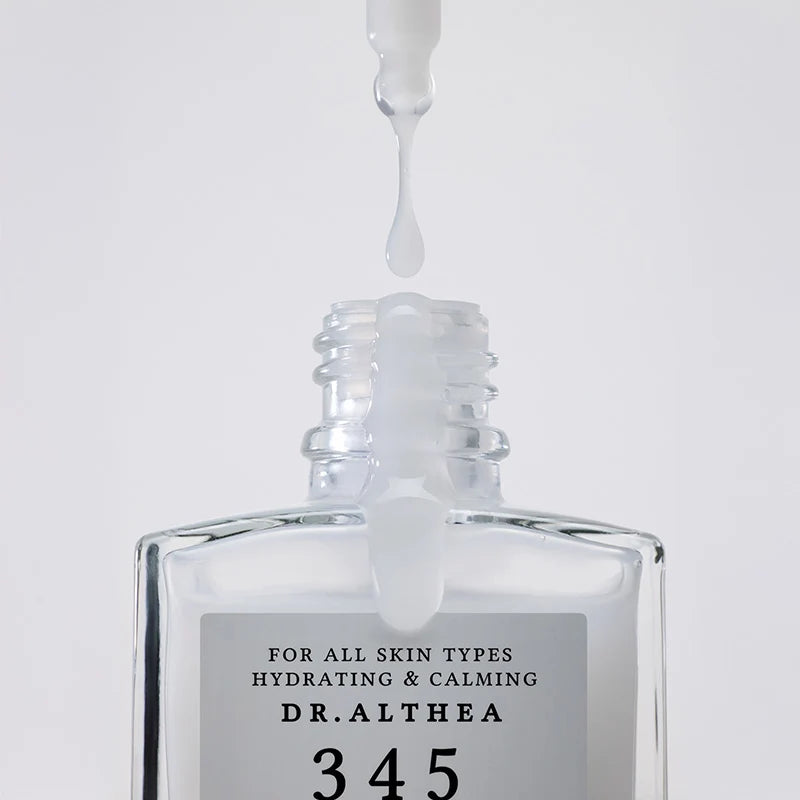 Close-up pipet Close-up van Dr.Althea 345 Relief Serum met een druppel melkachtig serum aan de pipet.