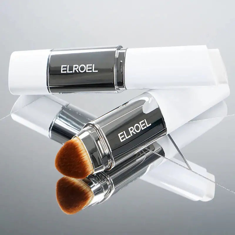 Crème coverstick met applicatorborstels en witte huls, zilveren onderdelen
