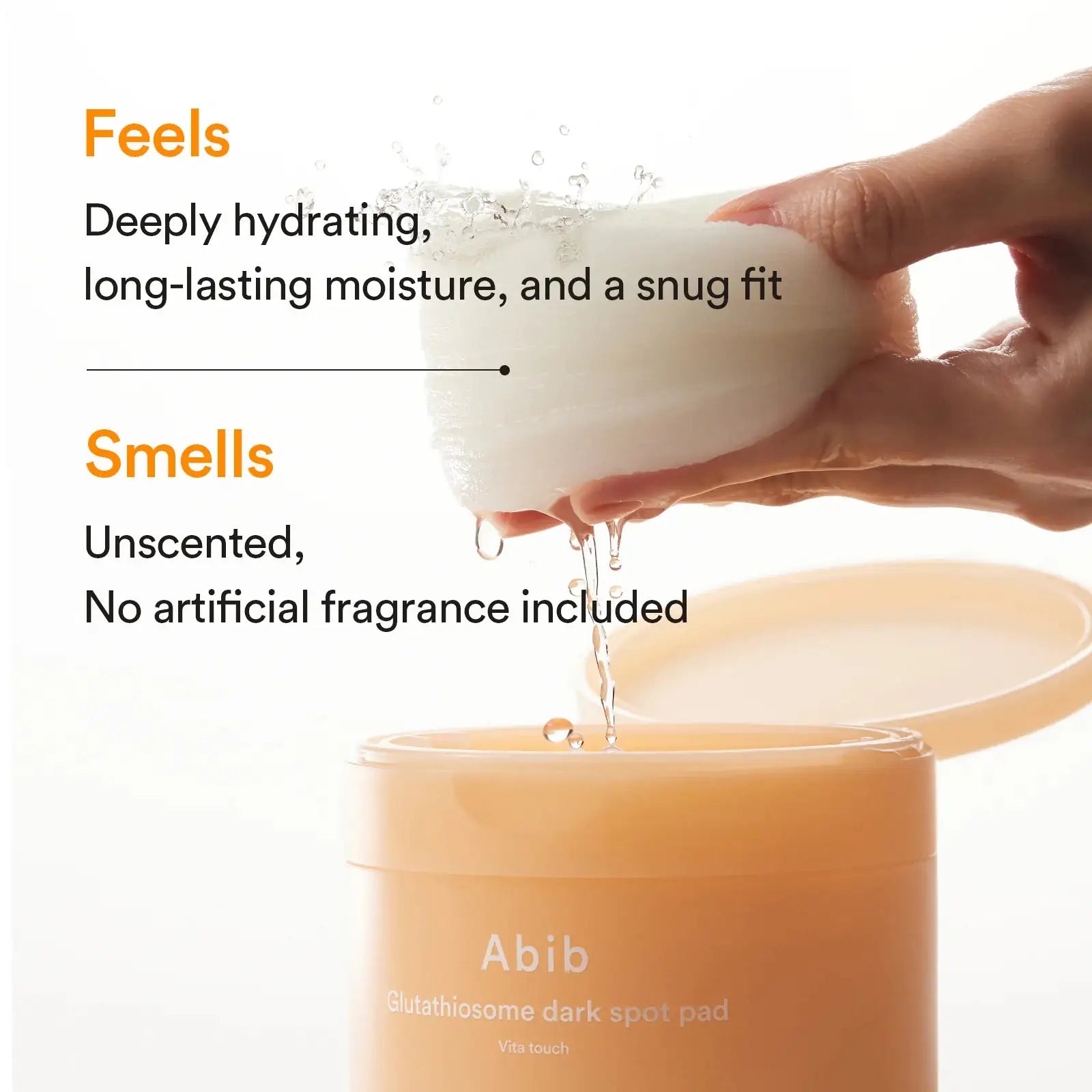 Abib Glutathiosome dark spot pad Vita touch Glutathiosome dark spotpads: pad in hand met serum onder waterdruppels