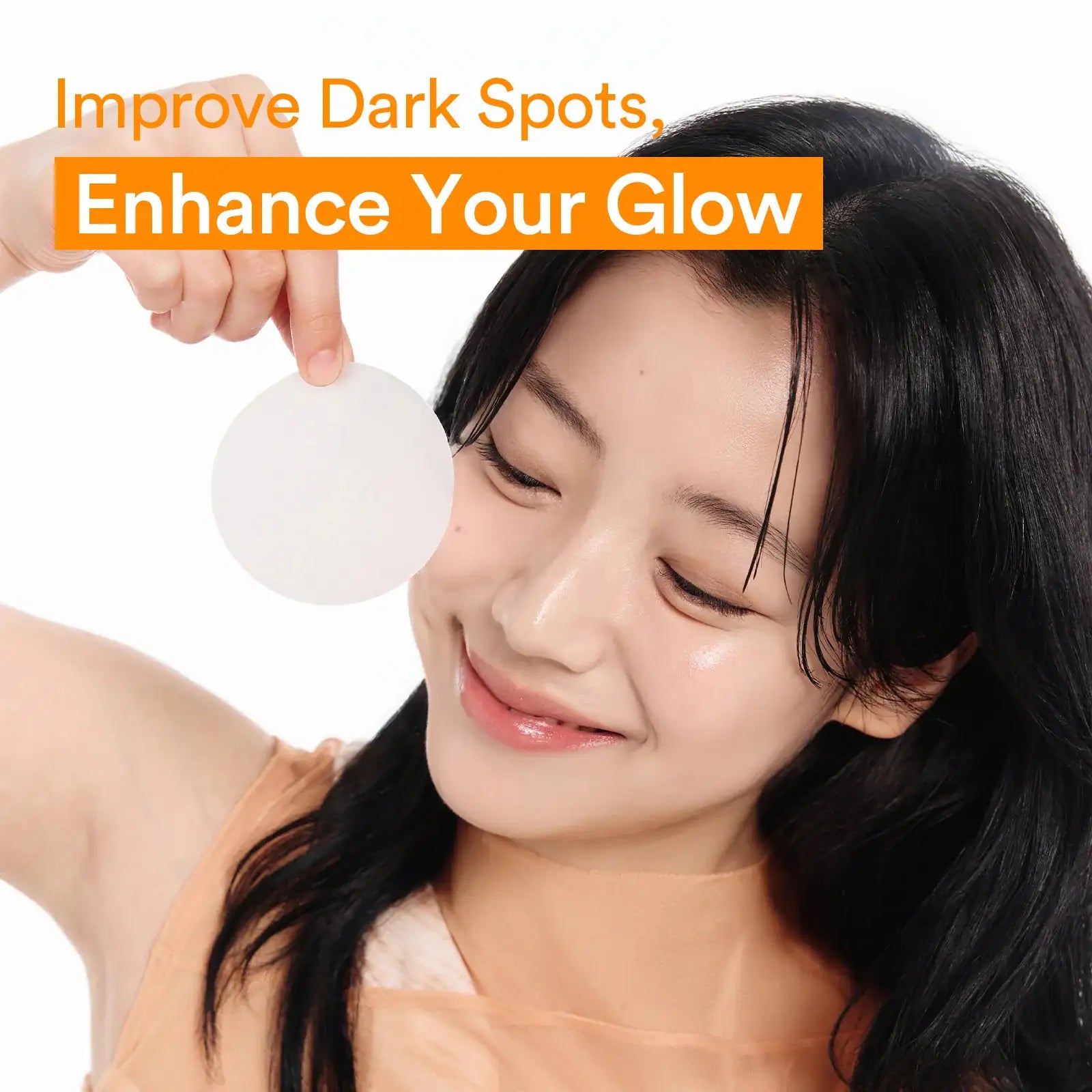 Abib Glutathiosome dark spot pad Vita touch Glutathiosome dark spotpads pad bij het gezicht van een vrouw