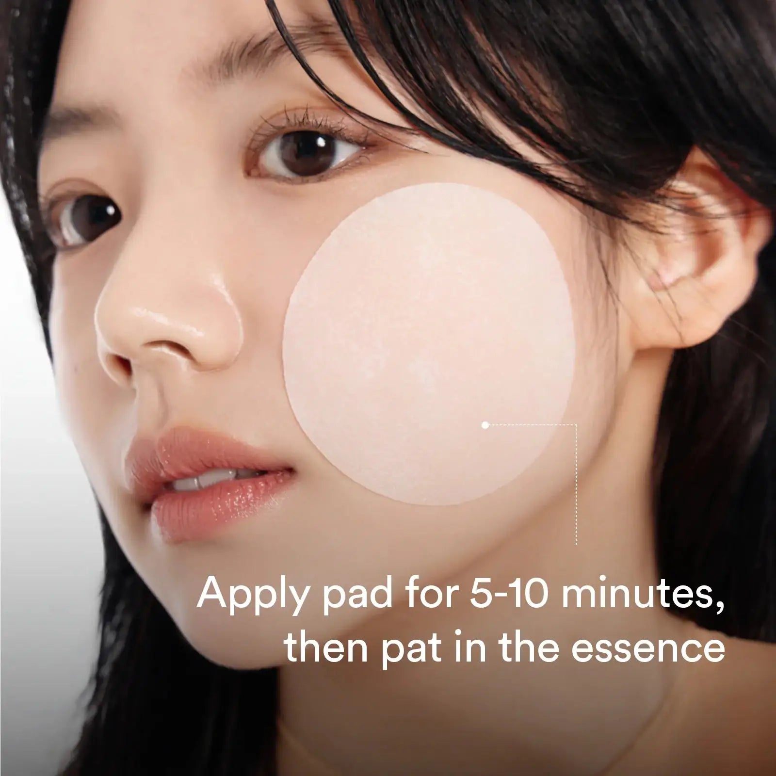 Abib Glutathiosome dark spot pad Vita touch Vlekverlagende pad op wang van model