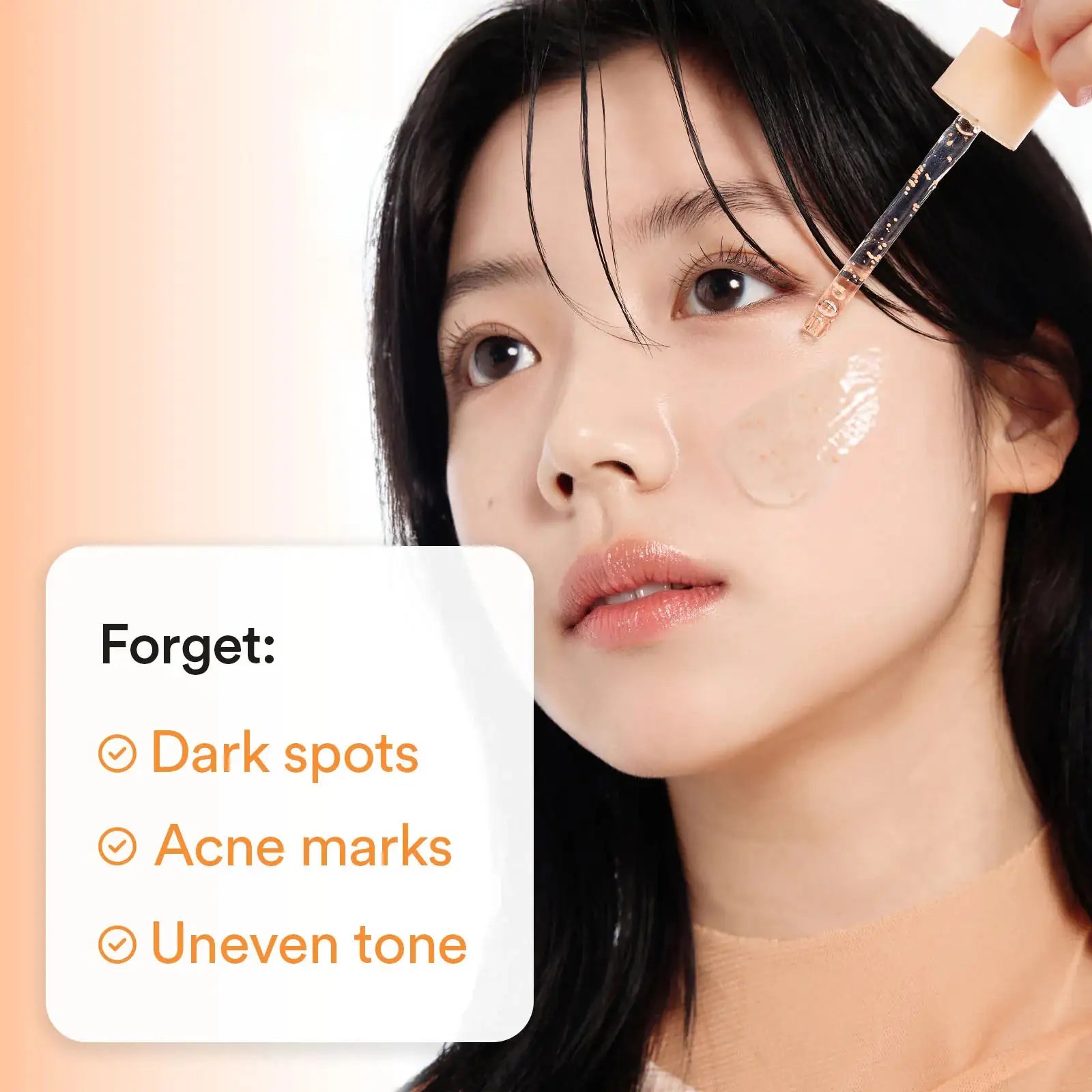 Abib Glutathiosome dark spot serum Vita drop Gezichtsserum-applicatie: vrouw met druppelpipet boven de wang