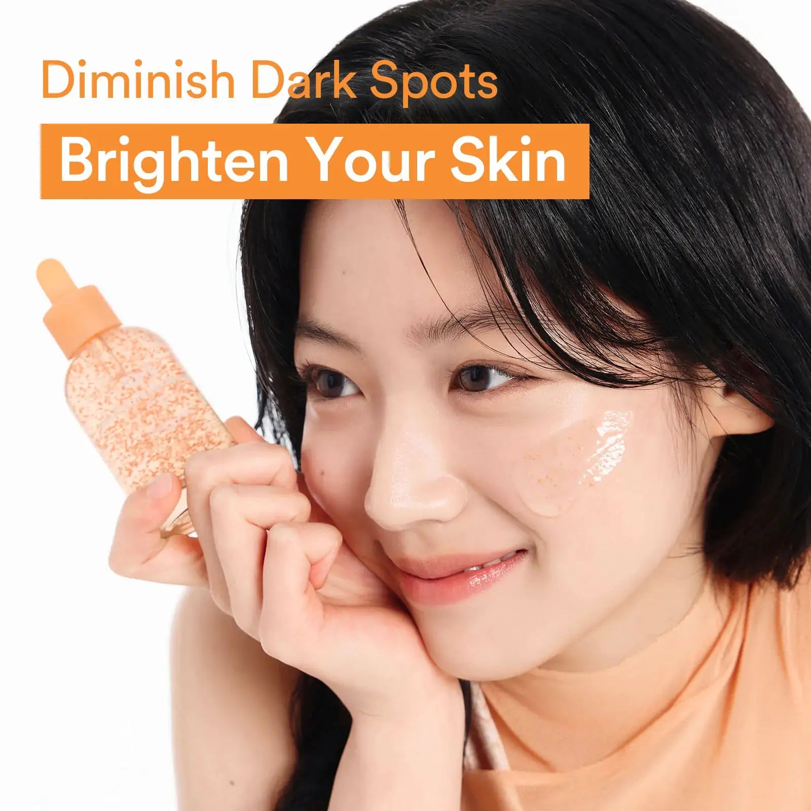 Abib Glutathiosome dark spot serum Vita drop Gezichtsserum-applicatie: vrouw houdt Vita drop druppelaar bij de huid