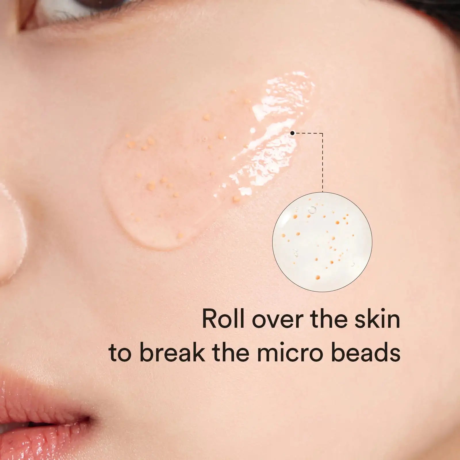Abib Glutathiosome dark spot serum Vita drop Gezichtsserum op huid met beige glans en oranje microdeeltjes