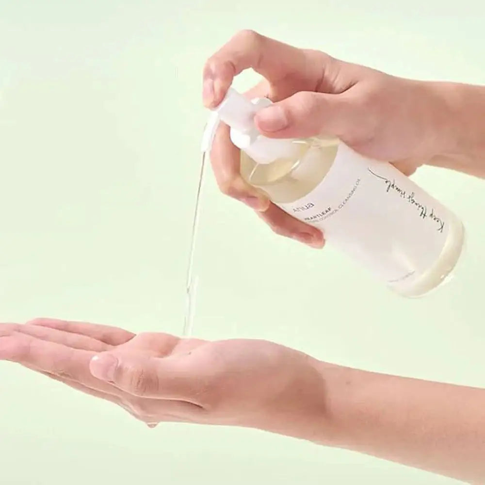 Anua Heartleaf Pore Control Cleansing Oil Anua reinigingsolie die uit een pomp wordt gescheiden in de hand