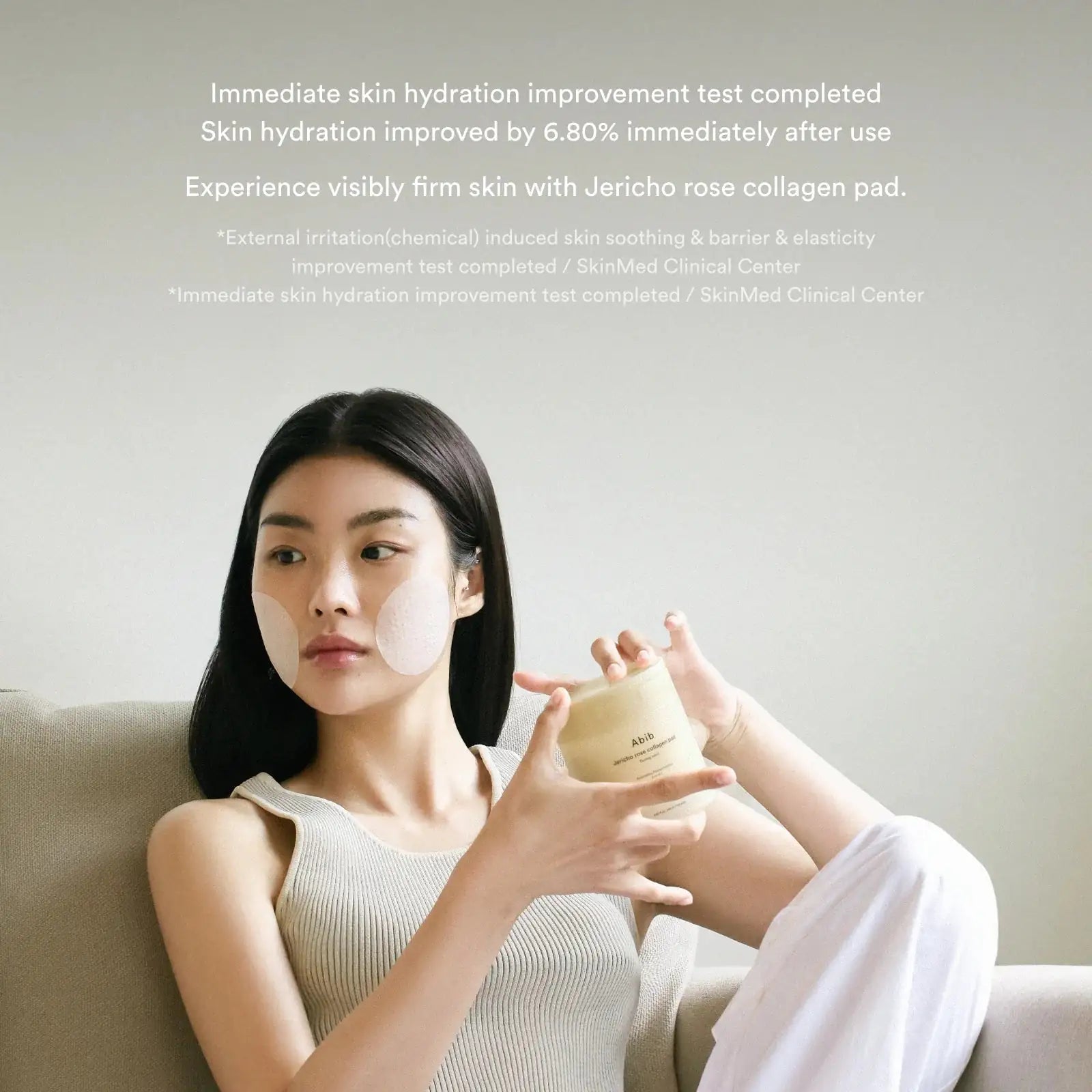 Abib Jericho Rose Collagen Pad Firming Touch Persoon met Abib Jericho rose collageenpad pot, roomwitte pot op de huid aangebracht
