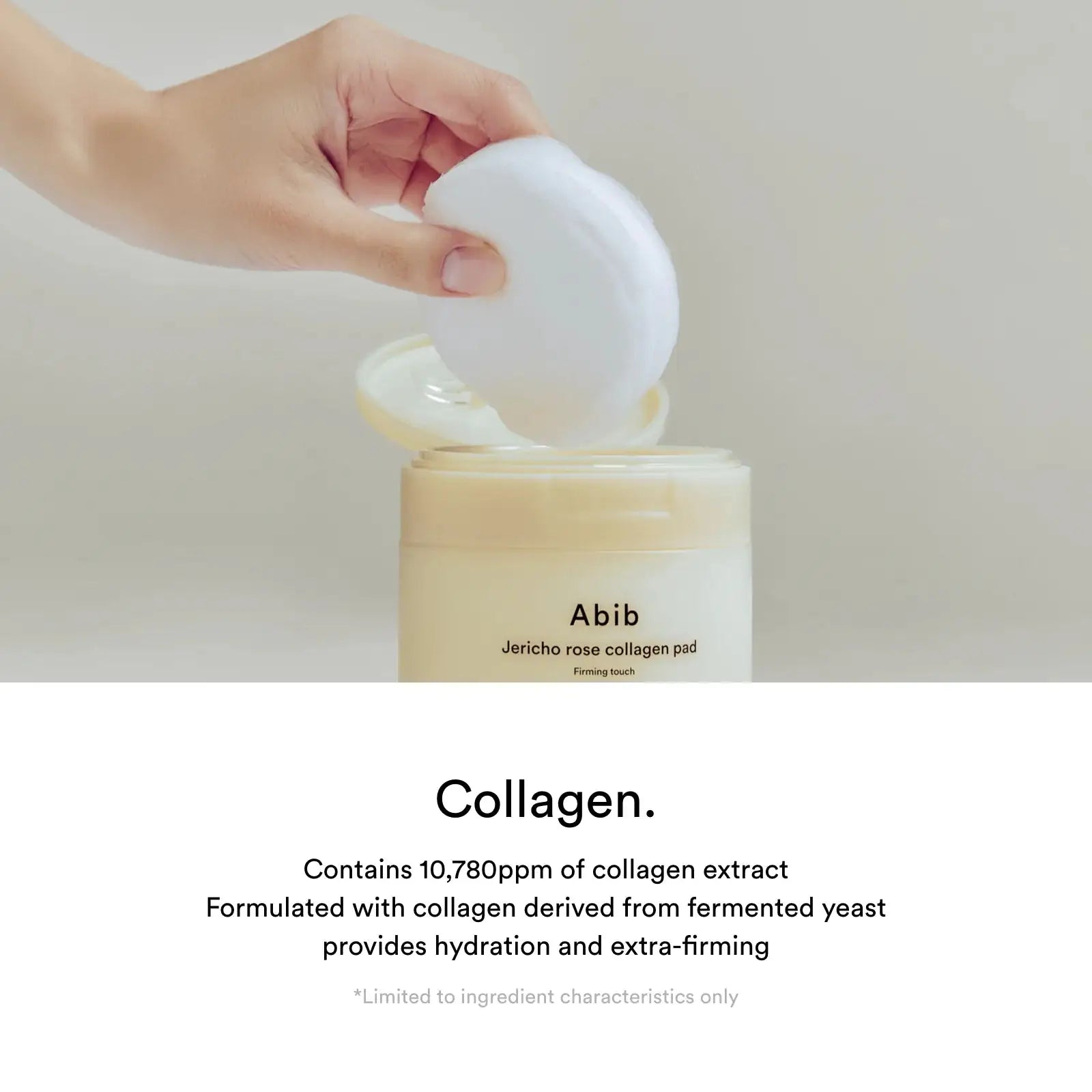 Abib Jericho Rose Collagen Pad Firming Touch Hand die een witte pad uit de Abib Jericho rose collageenpad pot optilt