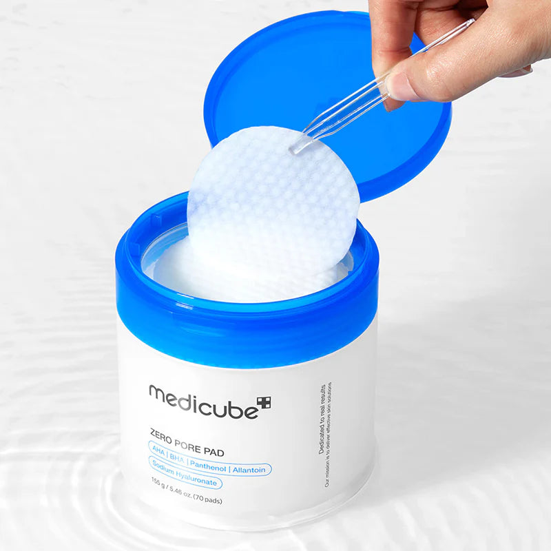Open verpakking van Medicube Zero Pore Pad 2.0 met een pad die met een pincet uit het potje wordt gehaald.
