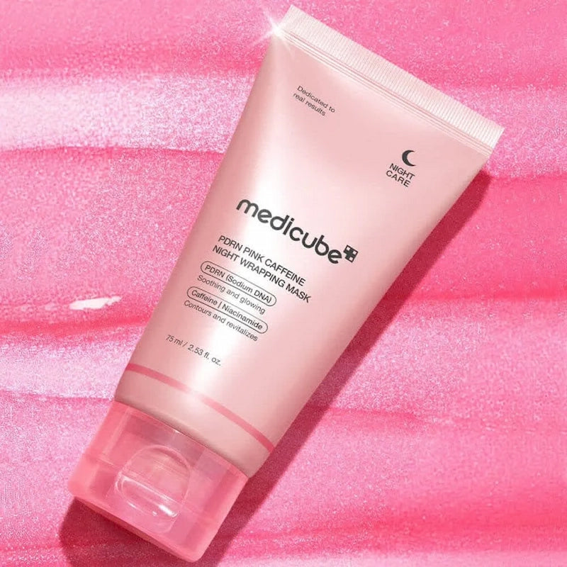 Medicube PDRN Pink Caffeine Night Wrapping Mask tube op roze achtergrond