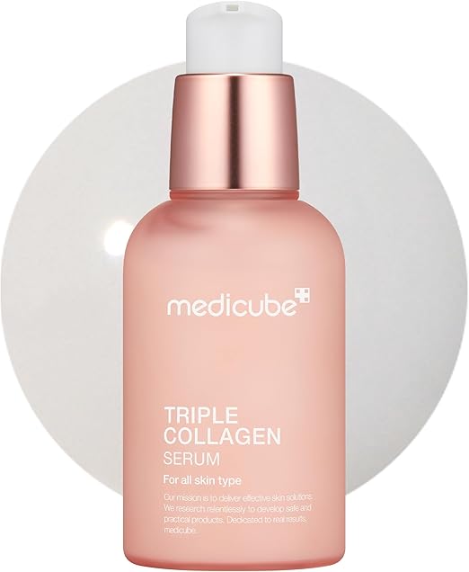 Medicube Triple Collagen Serum 4.0 in een matte roze fles met pompje, gepresenteerd op een witte achtergrond met textuur van het serum erachter.