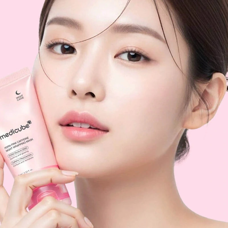 Model met Medicube PDRN Pink Caffeine Night Wrapping Mask tegen wang op roze achtergrond