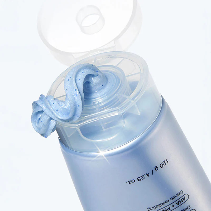 Close-up tube — Blauwe reinigingsschuim van de Medicube Zero Pore SA Clear Capsule Cleansing Foam uit de geopende tube.