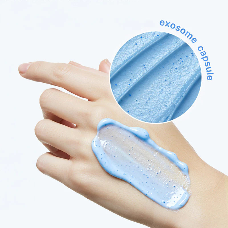 Textuur op hand — Blauwe gelformule van de Medicube Zero Pore SA Clear Capsule Cleansing Foam op een hand met zichtbare exosome capsules.