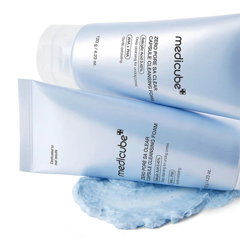Opstapel — Twee tubes Medicube Zero Pore SA Clear Capsule Cleansing Foam gestapeld op witte achtergrond met blauwe schuimtextuur.