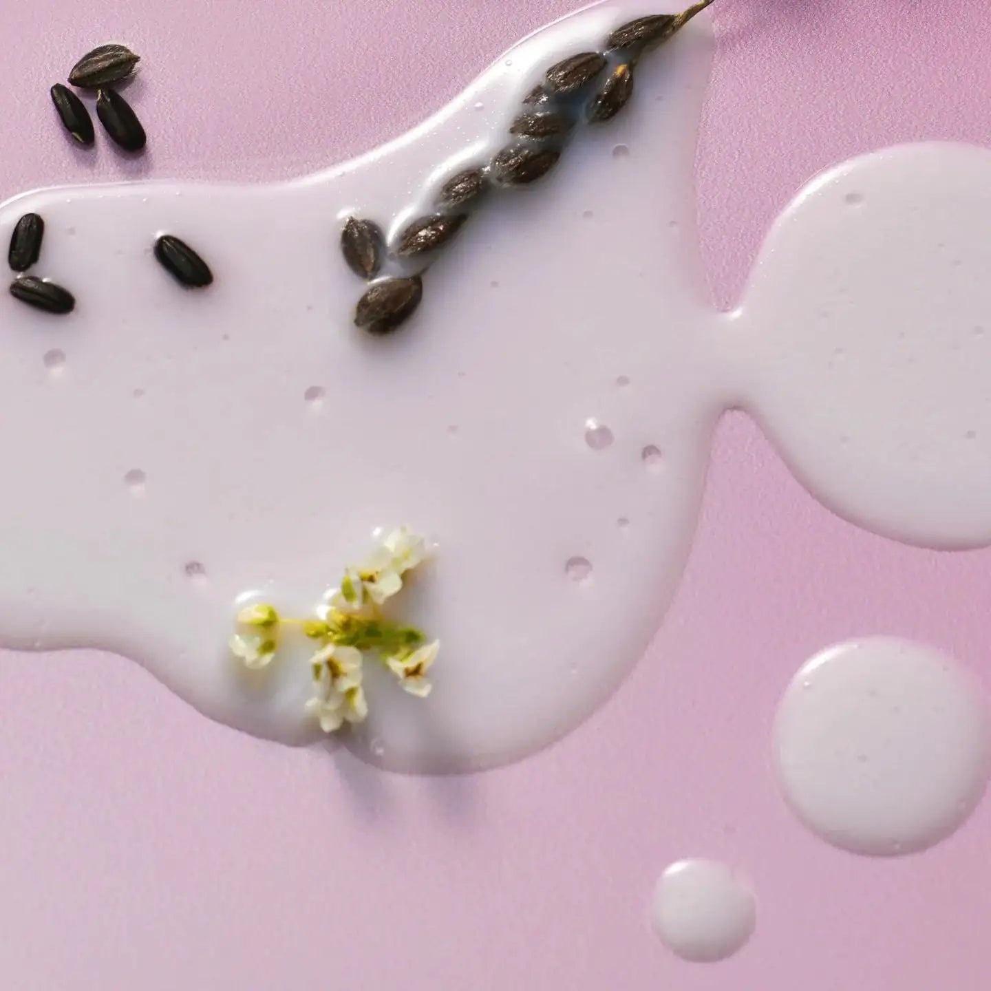 Haruharu WONDER Black Rice Probiotics Barrier NAD+ Serum Mist Serummist-textuur met witte crème, druppels en zwarte rijstkorrels