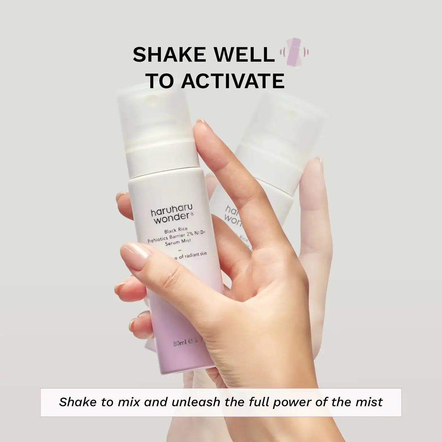 Haruharu WONDER Black Rice Probiotics Barrier NAD+ Serum Mist Serummistfles in hand met witte dop, schud om te activeren