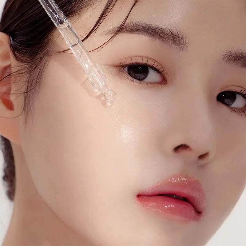 FRANKLY Niacinamide 15% Zinc Beads Serum model toepassing