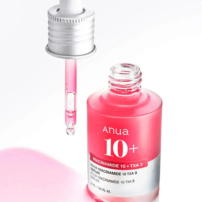 Anua Niacinamide 10%+TXA 4% Dark Spot Correcting Serum Anua 10+ serumfles met druppelpipet; roze serum zichtbaar