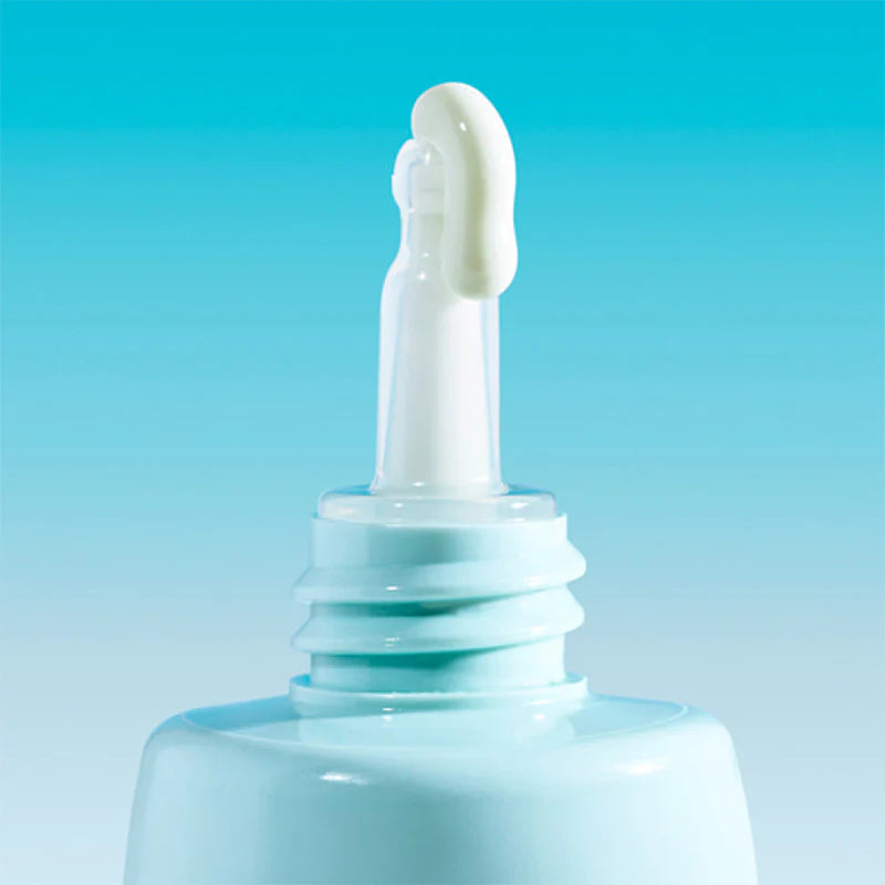 Close-up van Numbuzin No.1 Clear Filter Sun Essence textuur op applicatortip