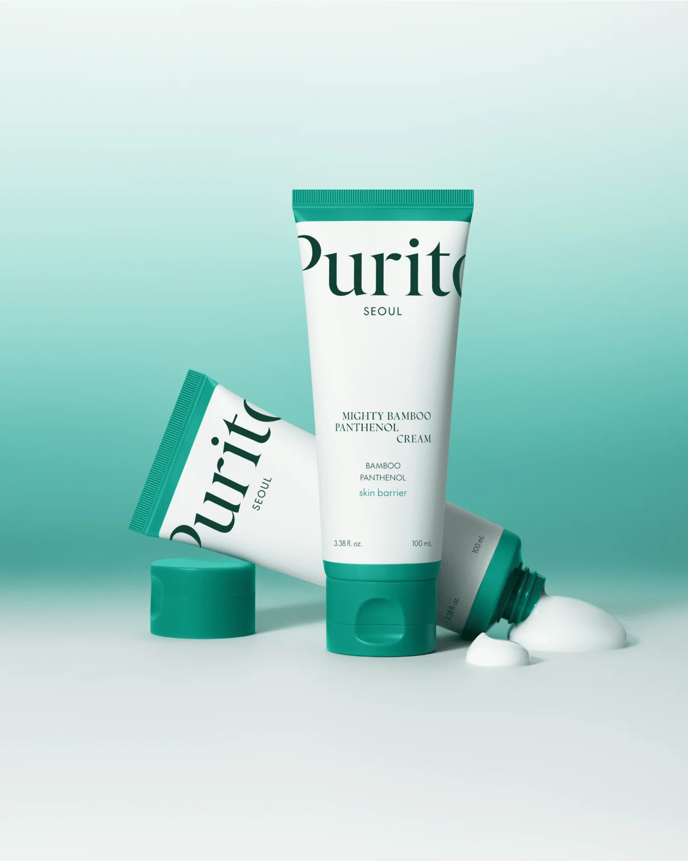 Purito Mighty Bamboo Panthenol Cream, De cream-tube is prominent zichtbaar tegen een harmonieuze lichtgroene achtergrond, wat frisheid en verzorging uitstraalt.