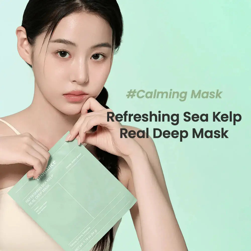 Gezichtsmasker sachet in groen, Biodance, vastgehouden door model