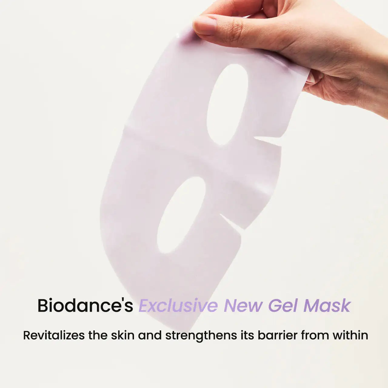 Gelmaskerblad met ovale openingen, wit laken in hand vastgehouden