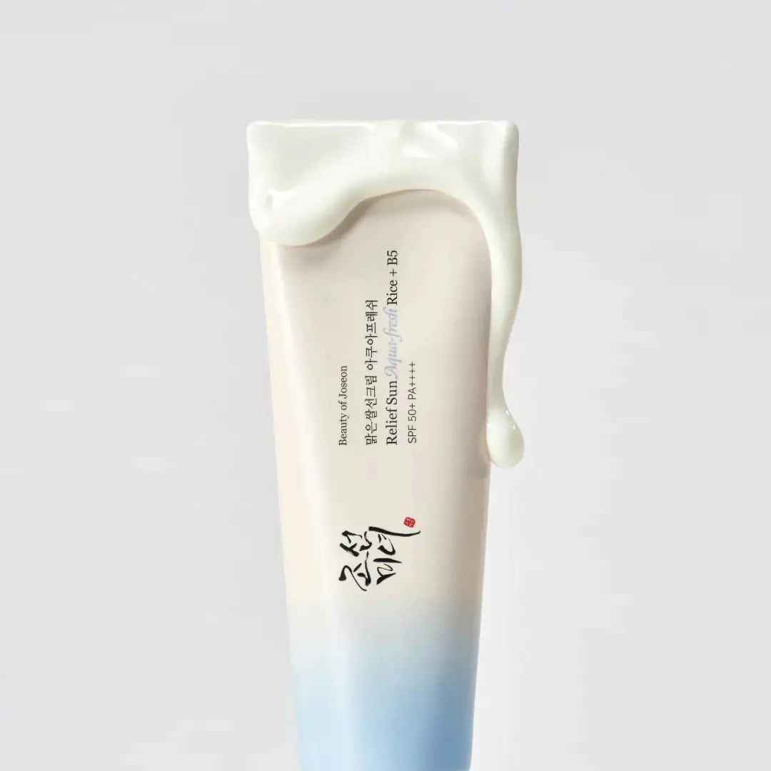 Zonnebrandcrème tube close-up, witte en lichtblauwe markeringen, SPF50+.