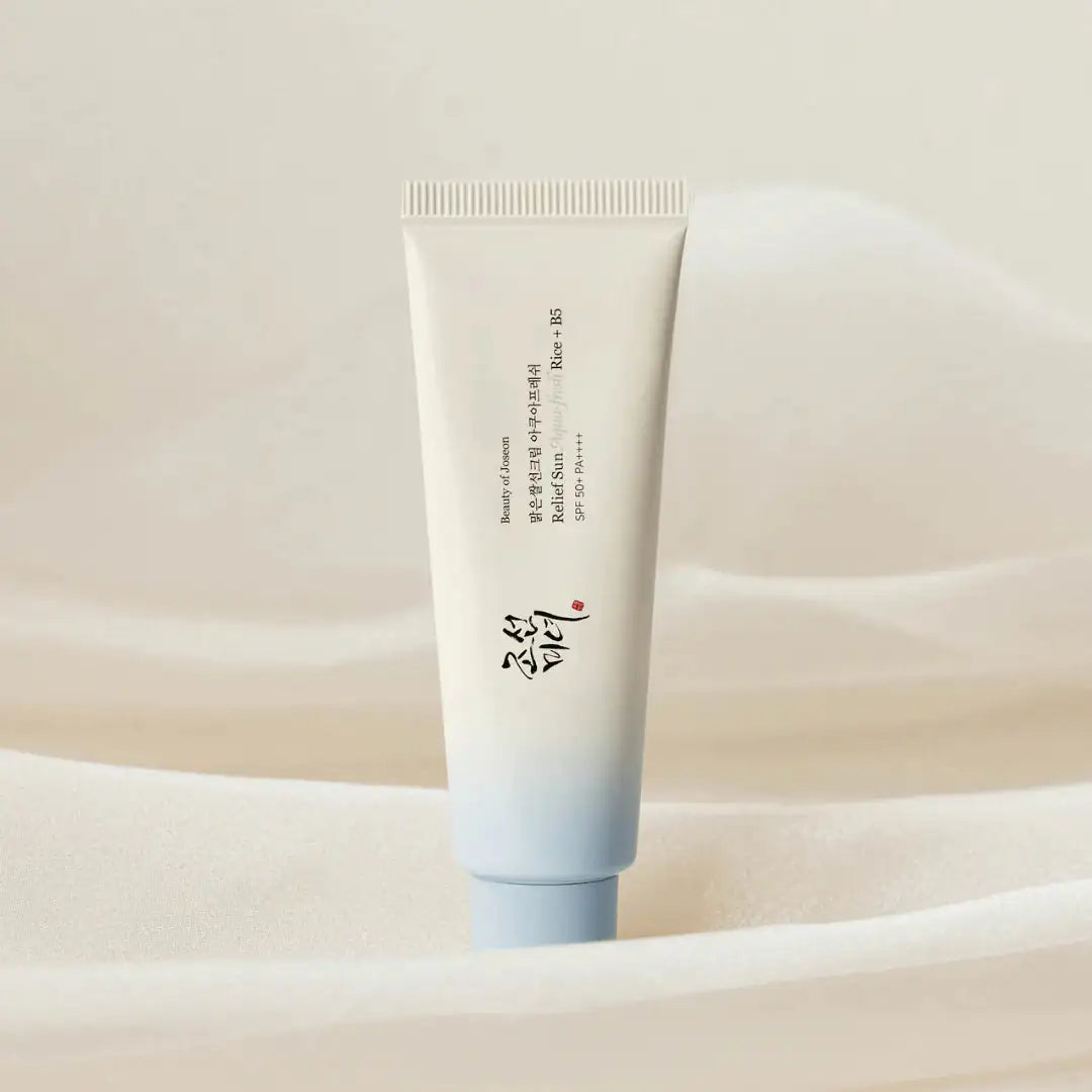 Zonnebrandcrème tube met SPF50+ en B5, witte-blauwe verpakking.
