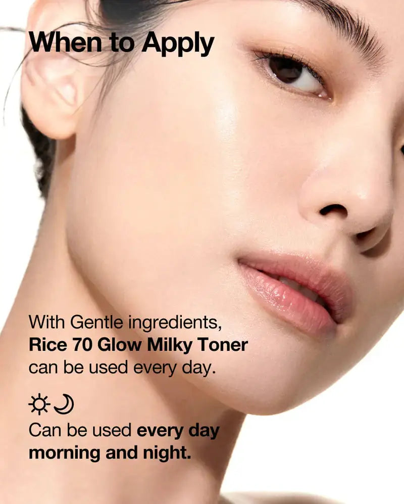 Anua Rice 70 Glow Milky Toner Gezicht met melkachtige toner aangebracht, huid met subtiele glans