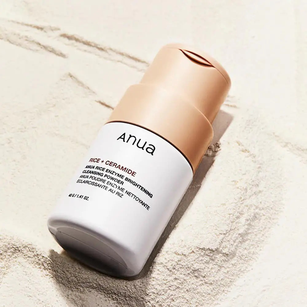 Anua Rice Enzyme Brightening Cleansing Powder Anua reinigingspoederfles met beige dop op stenen ondergrond