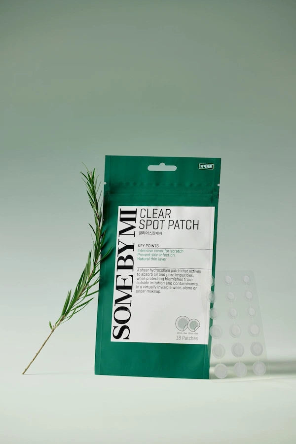 Some By Mi Clear Spot Patch verpakking met patches op groene achtergrond