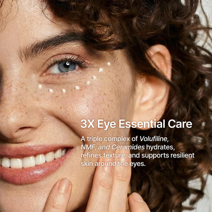 Zijde-peptide EGF intensieve oogcrème op het oog, met vingertoppen uitgesmeerd