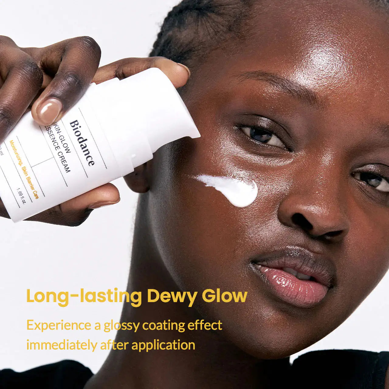 Biodance skin-glow essencecrème op gezichtshuid, witte crème op de huid