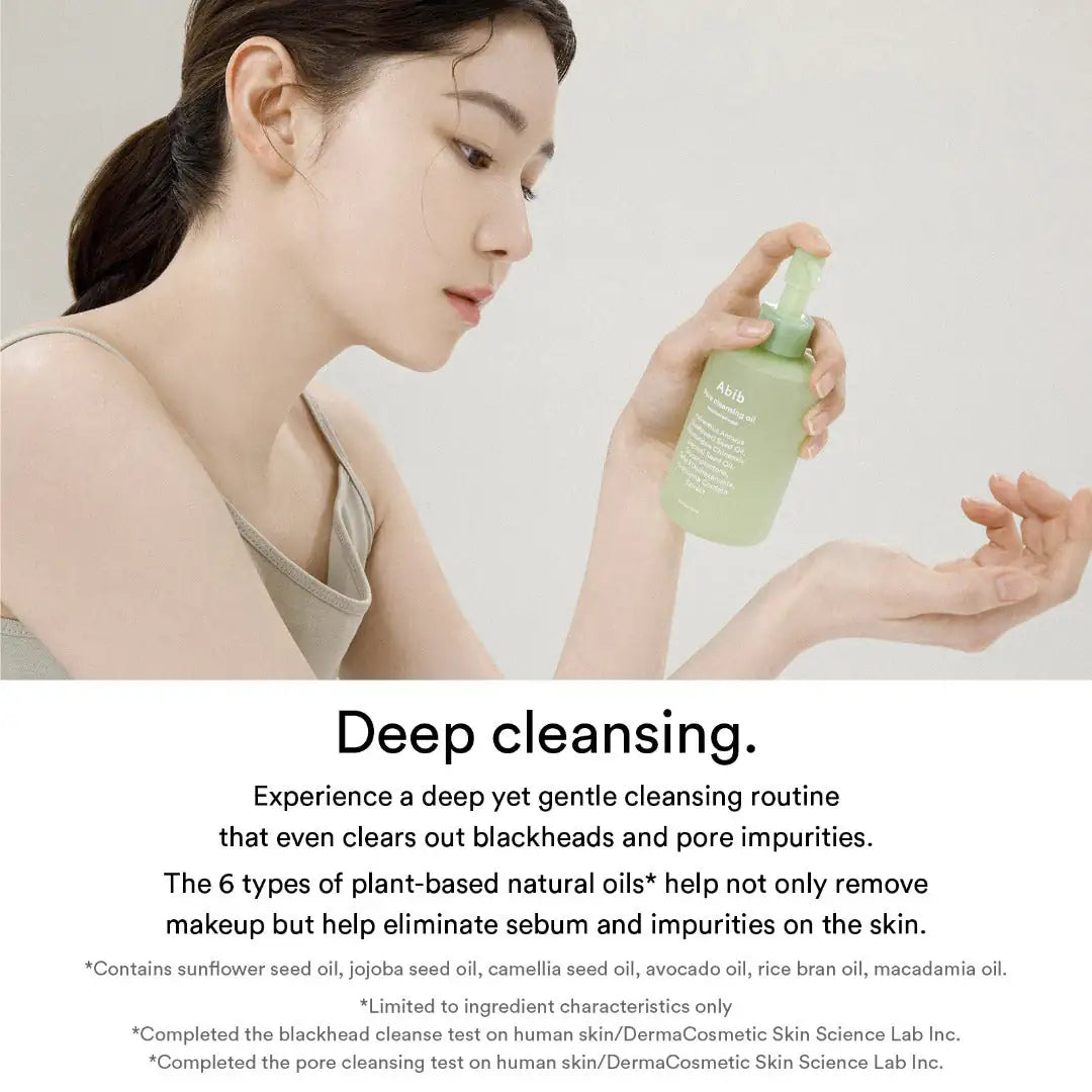 Abib Pore cleansing oil Heartleaf oil-wash Groene pompfles gezichtsreinigende olie, vrouw houdt en gebruikt het product.