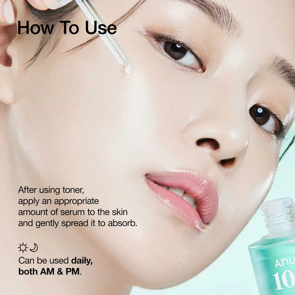 Anua PDRN Hyaluronic Acid Capsule 100 Serum Pipet met serum bij de huid en turquoise flesje, Anua 100+.