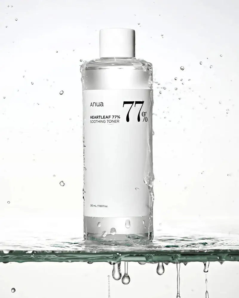 Anua Anua Heartleaf 77% Soothing Toner Anua tonerfles met waterdruppels, witte dop en label 77% zichtbaar