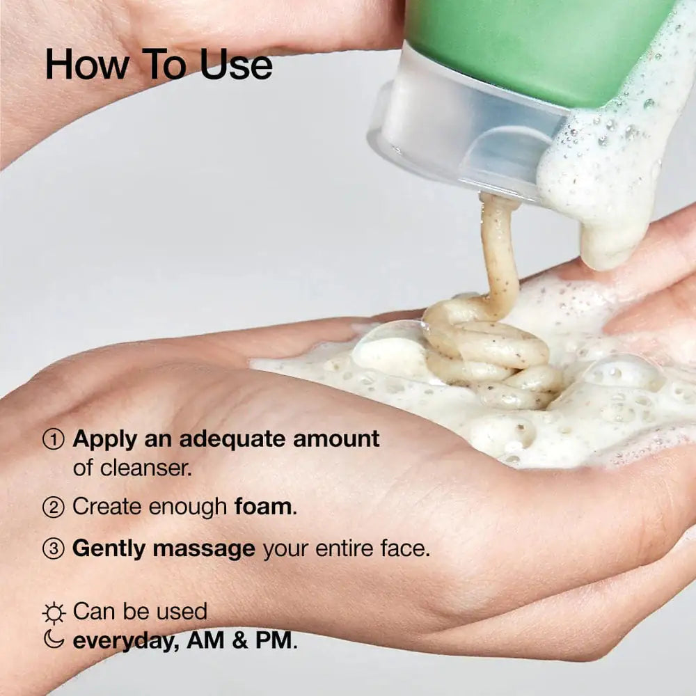 Anua Heartleaf Quercetinol Pore Deep Cleansing Foam Schuimreiniger schuim op handen met uitknijptube van Anua Hartleaf-Quercetinol