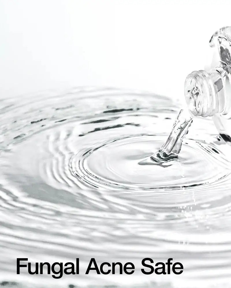 Anua Anua Heartleaf 77% Soothing Toner Toner die uit fles komt met pipet; waterkringen en druppels op oppervlak
