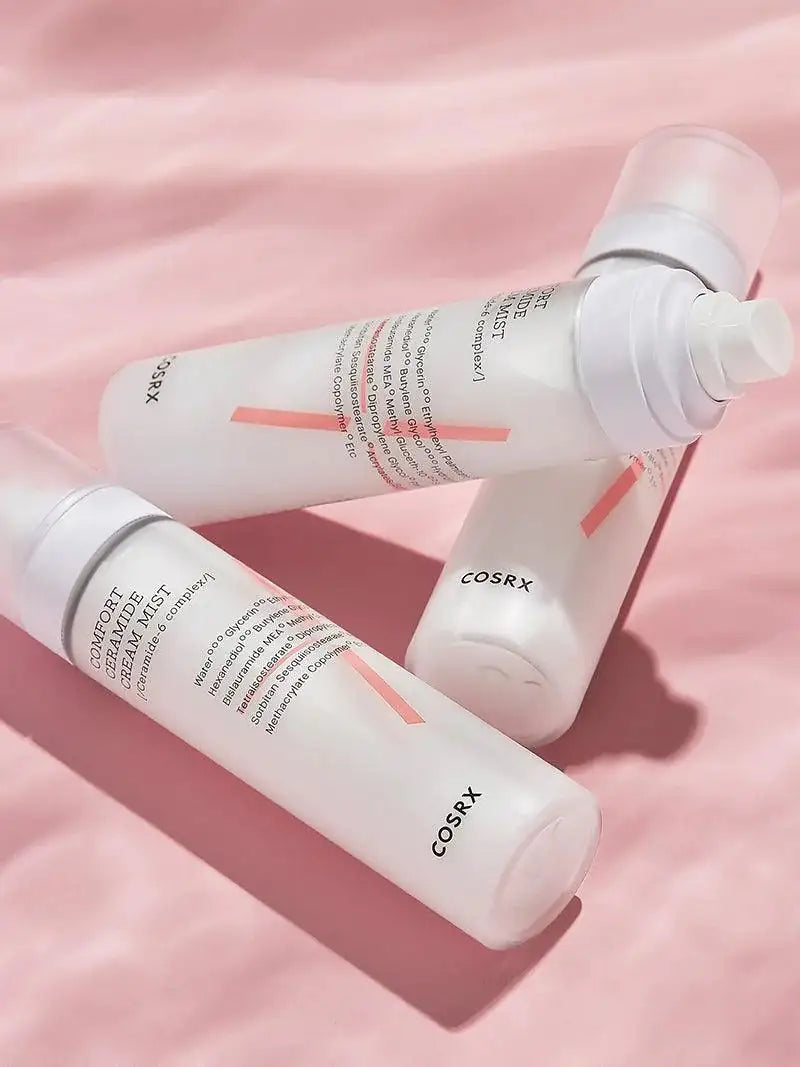 Twee ceramide crème-mistflessen met pompspuitmond, witte flessen met roze accenten