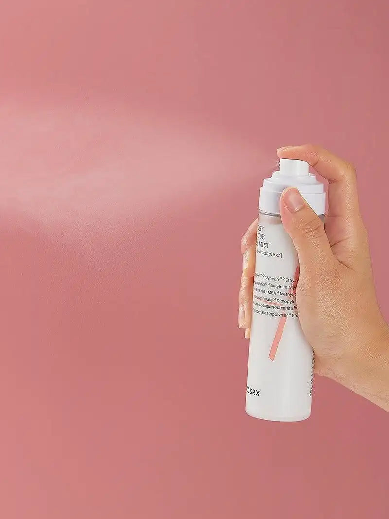 Ceramide crème-mistfles met pompje, door hand omhoog gehouden