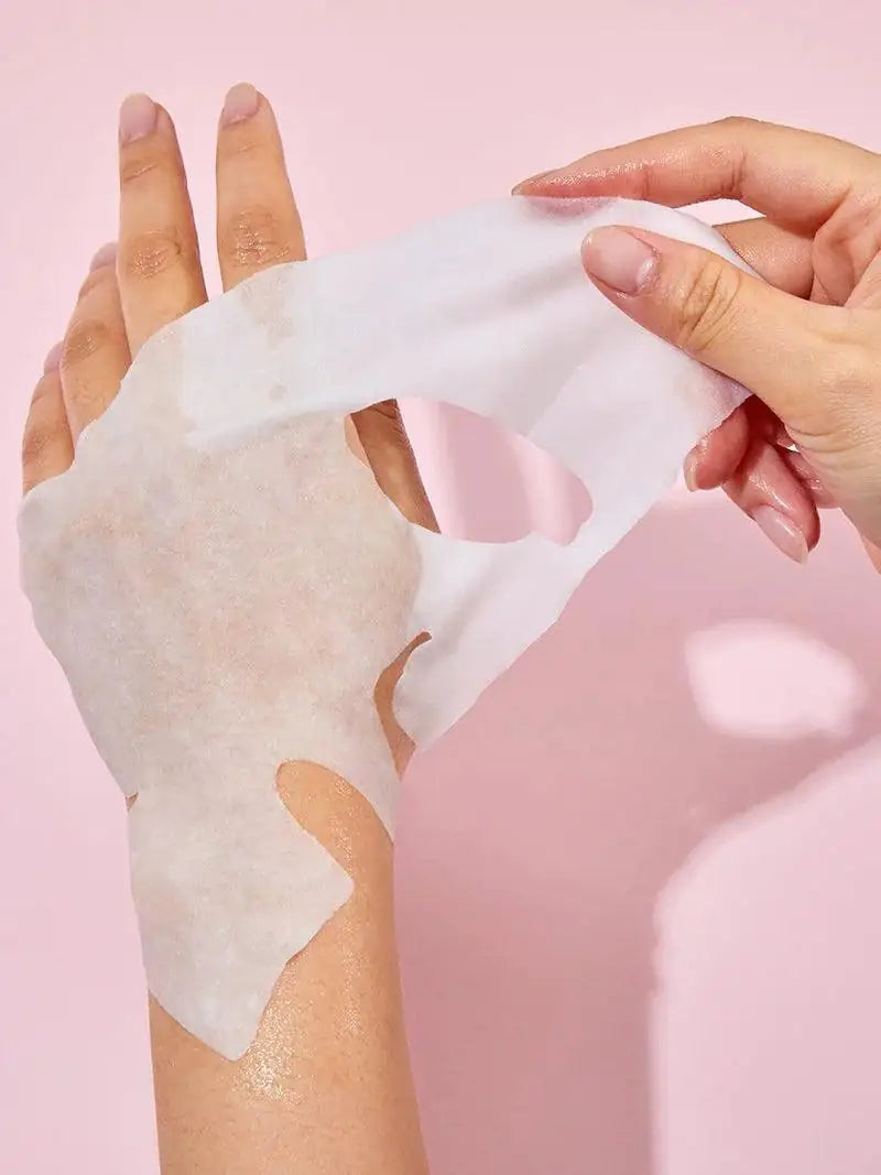 Gezichtsmasker sheetmasker van CORSX: wit maskervel in handen